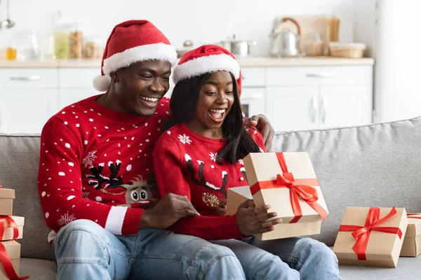 Glada svarta älskare utbyta julklappar, heminredning — Stockfoto