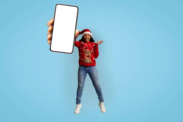 Emotionale Millennial Black Lady zeigt modernes Handy mit leerem Bildschirm — Stockfoto