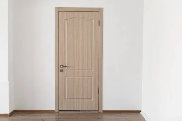 Closed Wooden Door on Whie Wall, New Aprtment — Stock Photo, Image