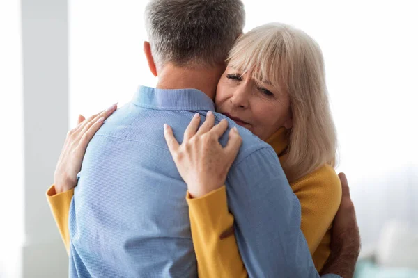 Senior vrouw knuffelen echtgenoot troosten en ondersteunen hem thuis — Stockfoto