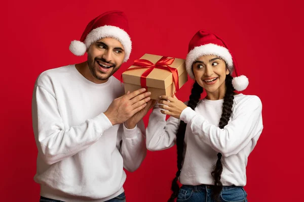 Sürpriz Hediye. Heyecanlı Genç Arap Çifti Noel Hediyesiyle Sarsılan Kutu — Stok fotoğraf