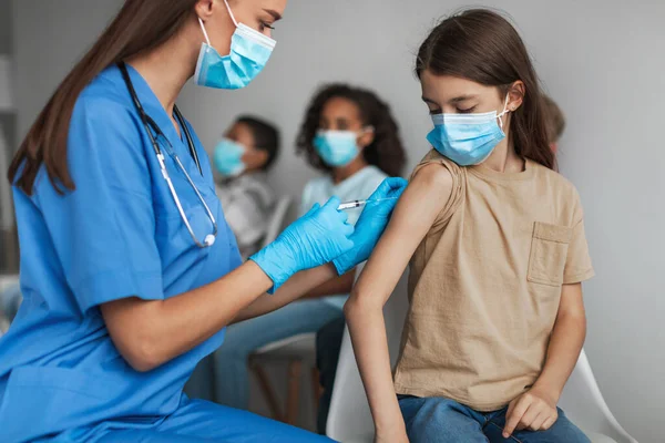 Preteen Girl Recibiendo Vacuna Covid-19, Vacunándose en la Clínica — Foto de Stock