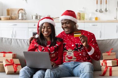 İnternetten mutlu siyah aile alışverişleri, hediyeler, xmas satış konsepti