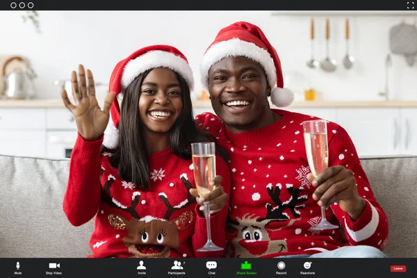 Pov skärm av glada afrikanska amerikanska par i Santa hattar — Stockfoto