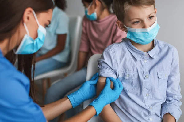 Preteen Boy Vacunándose Recibiendo Vacuna Covid-19 en Clínica Moderna —  Fotos de Stock