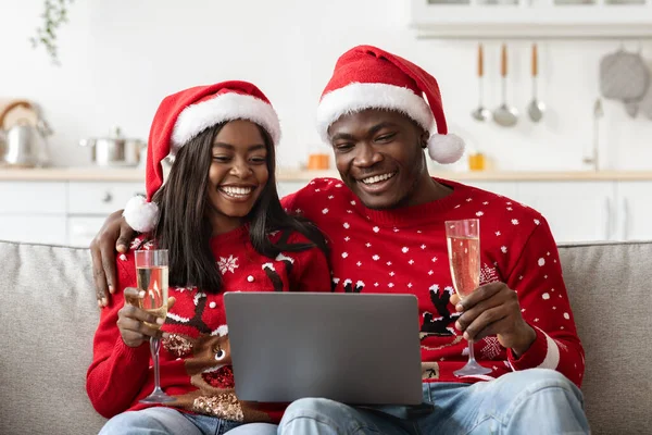Glad svart par som har online nyårsfest, med hjälp av laptop — Stockfoto