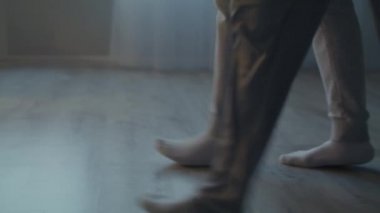 Uyumaya gidiyorum. Tanımlanamayan bir çift bacak pijama giyerek gece geç saatte eve gidip çekim yapıyorlar.