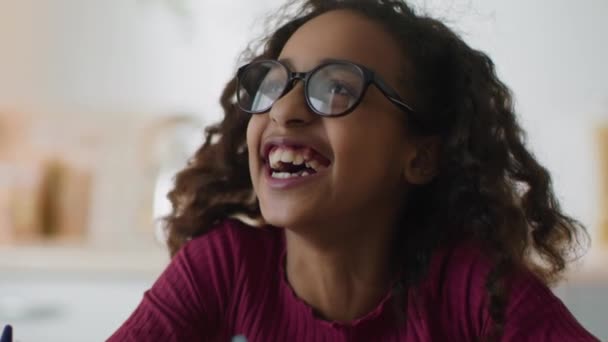 Distracţie şi fericire. Close up portret de adorabil fericit amuzant fata tocilar purtând ochelari de vedere râzând tare la domiciliu — Videoclip de stoc