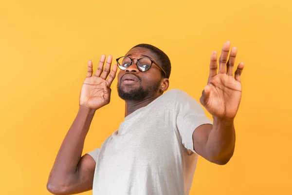 Homem negro repugnante mostrando recusar gesto com as mãos, cara assustado mantendo longe de algo — Fotografia de Stock