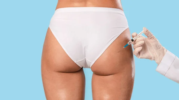 Woman having butt lifting treatment at beauty salon — ストック写真
