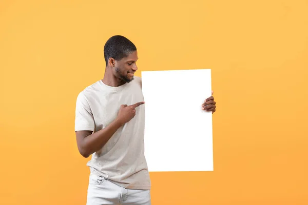 Reklam panosu reklamı. Beyaz posterli mutlu siyahi adamın portresi. Tasarımın için boş yer. — Stok fotoğraf
