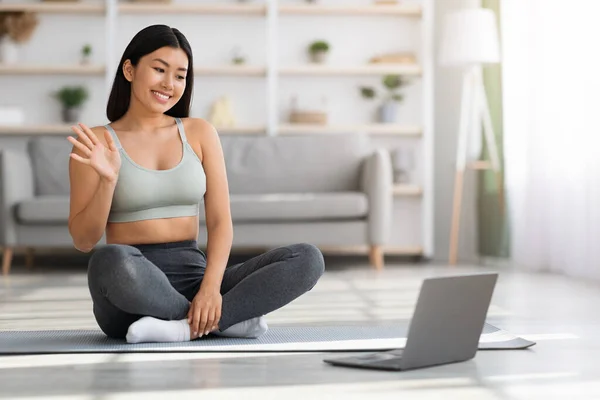 Glückliche junge Asiatinnen nutzen Laptop zu Hause für Online-Fitnesstraining — Stockfoto