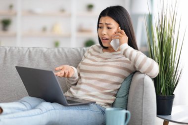 Endişeli Koreli kadın evde dizüstü bilgisayar veya internet bağlantısı sorunu yaşıyor