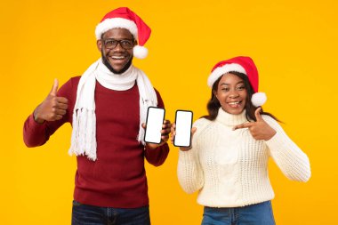 Telefon Ekranı Gösteren Afrikalı Amerikalı Çift Başparmak Yukarı, Sarı Arkaplan