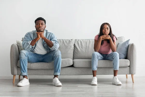 Giovane coppia di neri sposati che si ignorano dopo aver litigato — Foto Stock
