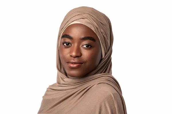 Potret indah muslim muda Afrika Amerika wanita tersenyum — Stok Foto