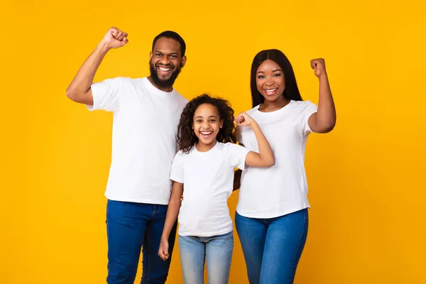 Retrato de feliz família afro-americana balançando punhos no estúdio — Fotografia de Stock