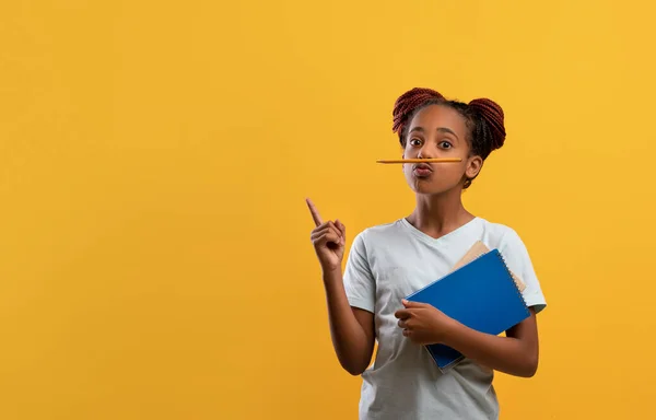 Intelligente nero ragazza schooler con libri mostrando eureka gesto — Foto Stock