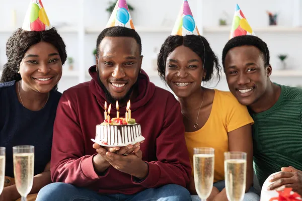 생일 케이크를 들고 있는 행복 한 아프리카 계 미국인 남자 — 스톡 사진