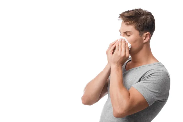 Millennial attraktiv kaukasier kille som lider av första symtomen på influensa och kyla, rinnande näsa, slag, sjukdomskänsla — Stockfoto