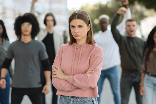 Mujer enojada posando sobre un grupo multirracial de activistas — Foto de Stock