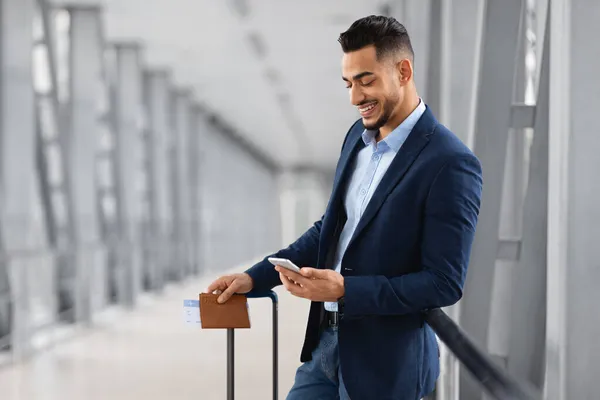 Reserva Hotel Online. Jovem Empresário Árabe Usando Smartphone Enquanto Espera No Aeroporto — Fotografia de Stock