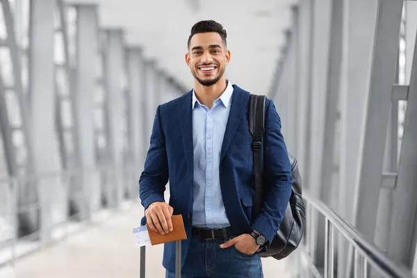 Retrato de jovem Oriente Médio masculino viajante posando no aeroporto — Fotografia de Stock