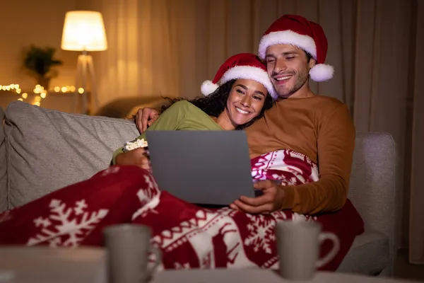 Happy Couple regarder des films de Noël en ligne sur ordinateur portable à la maison — Photo