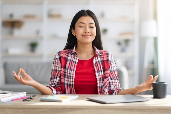Stai calmo. bella asiatico freelancer signora meditando mentre lavoro su computer portatile — Foto Stock