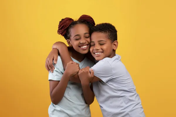 Liefdevolle kid broer knuffelen zijn schattig ouder zus — Stockfoto
