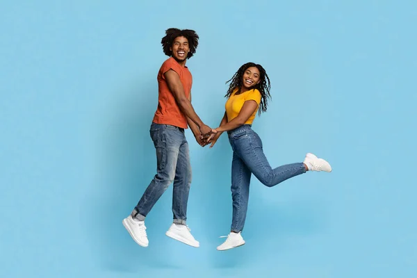 Romantiskt svart kärleksfullt par poserar över blått — Stockfoto