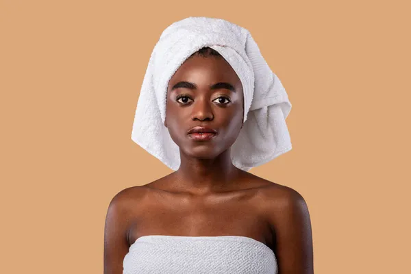 Retrato de jovem séria bela mulher afro-americana — Fotografia de Stock