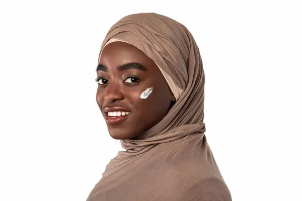 Όμορφη μουσουλμάνα αφροαμερικανή γυναίκα με κρέμα στο μάγουλο — Φωτογραφία Αρχείου