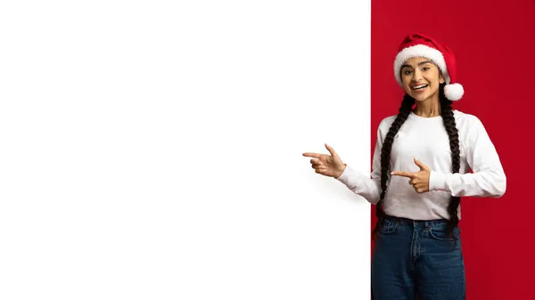 ホワイト広告委員会でサンタハットポイントを身に着けている興奮した楽しいアラブ女性 — ストック写真