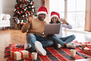 Siyah aile Xmas 'ta el sallarken video çağrısı yapıyor.