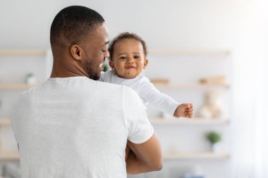 Babalar Günü Konsepti. Siyah Genç Baba 'nın portresi Sevimli Küçük Bebek Tutuyor