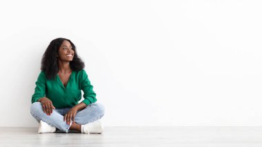 Mutlu siyah bayan fotokopi odasına bakıyor, panorama