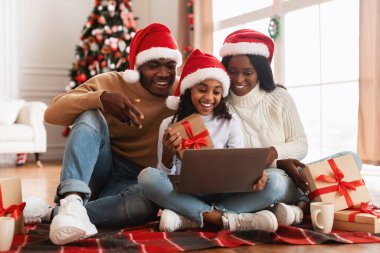 Mutlu siyahi aile Xmas 'ta video çağrısı yapıyor.