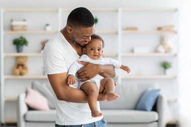 Baba ve Çocuk. Mutlu Afrikalı Amerikalı baba ve tatlı küçük erkek bebek.