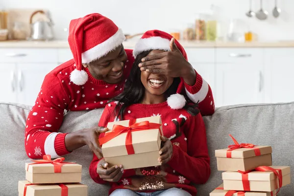 Люблячий чорний чоловік робить сюрприз для дівчини на Різдво — стокове фото