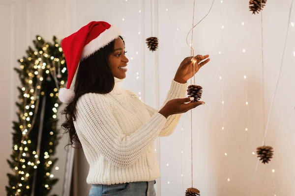 Ritratto di felice signora afroamericana decorare appartamento per Natale — Foto Stock