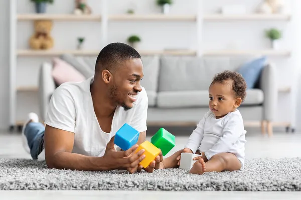 Development Games For Babies. Black Father Playing Stacking Blocks With Infant Child — Stock Photo, Image