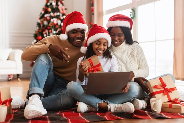 Feliz festiva familia negra usando pc haciendo videocall en Navidad —  Fotos de Stock