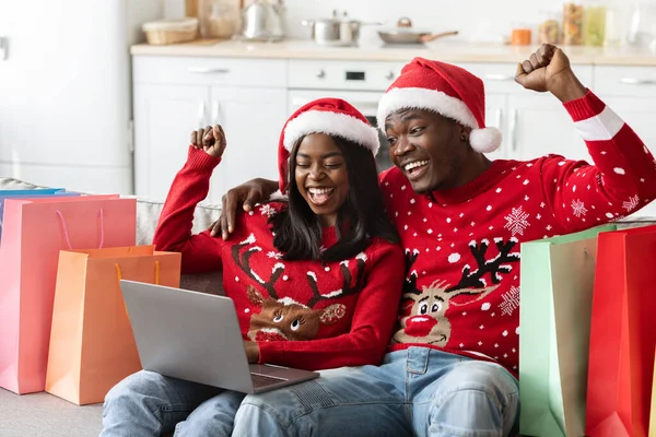 Glada afrikanska amerikanska shopaholics köpa på Internet, höja händerna upp — Stockfoto