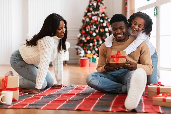 Glad svart familj firar jul utbyta presenter — Stockfoto