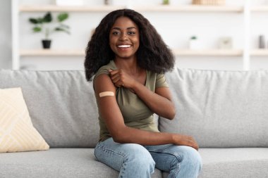 Mutlu siyah kadın evde koronavirüse karşı aşı oldu.