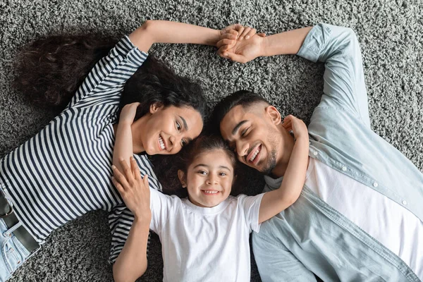 Retrato de família feliz do Oriente Médio abraçando no chão — Fotografia de Stock