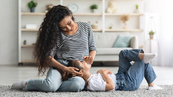 Loving Midden-Oosten dame bonding met haar kind thuis — Stockfoto