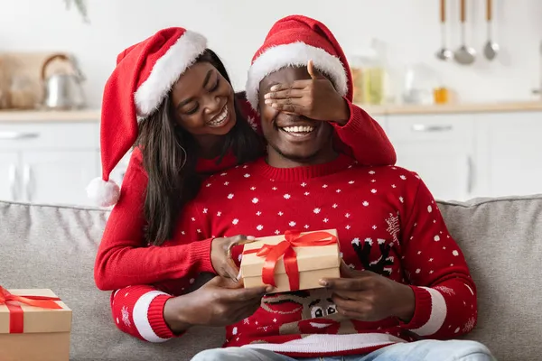 Любляча чорна дружина робить сюрприз чоловікові на Різдво — стокове фото