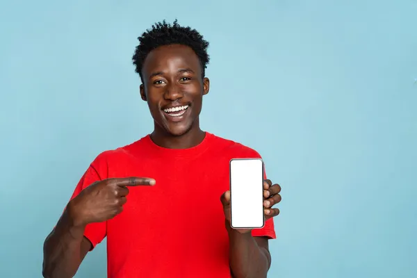 Προσφορά κινητού. Χαρούμενος μαύρος που δείχνει το κινητό του με άδεια λευκή οθόνη — Φωτογραφία Αρχείου